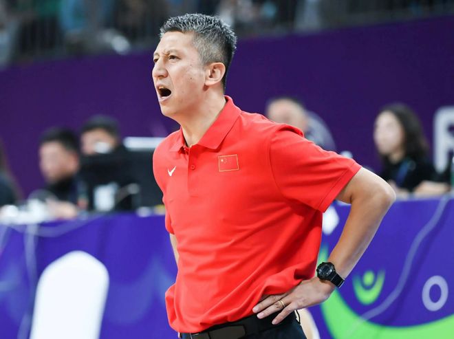 NBA级别后卫！拉塞尔CBA季前赛首秀轰18+7+9填满数据栏