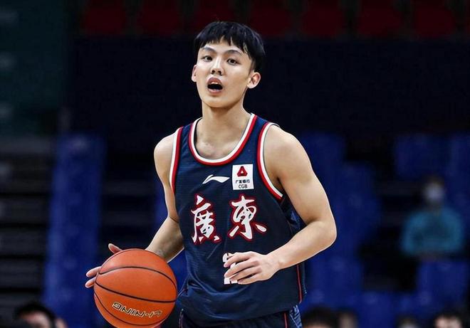 多打1人遭绝平！曼联1
