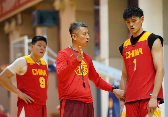 NBA级别后卫！拉塞尔CBA季前赛首秀轰18+7+9填满数据栏