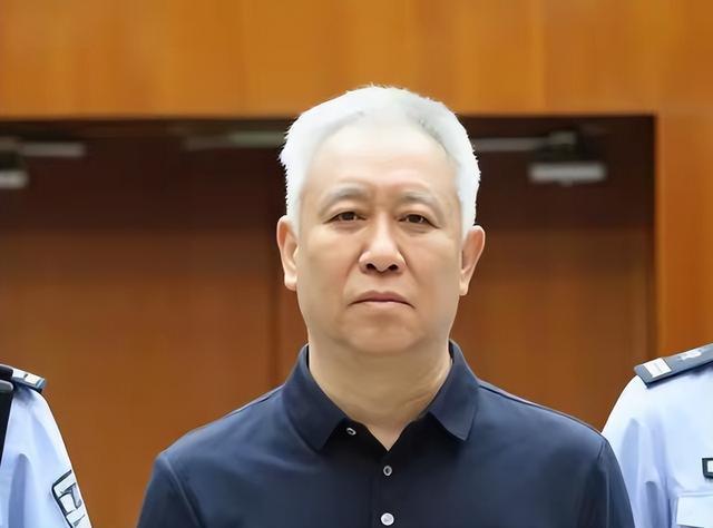 染红后微笑离场!前国脚怒批韦世豪:不顾集体利益 惯犯 永远改不了